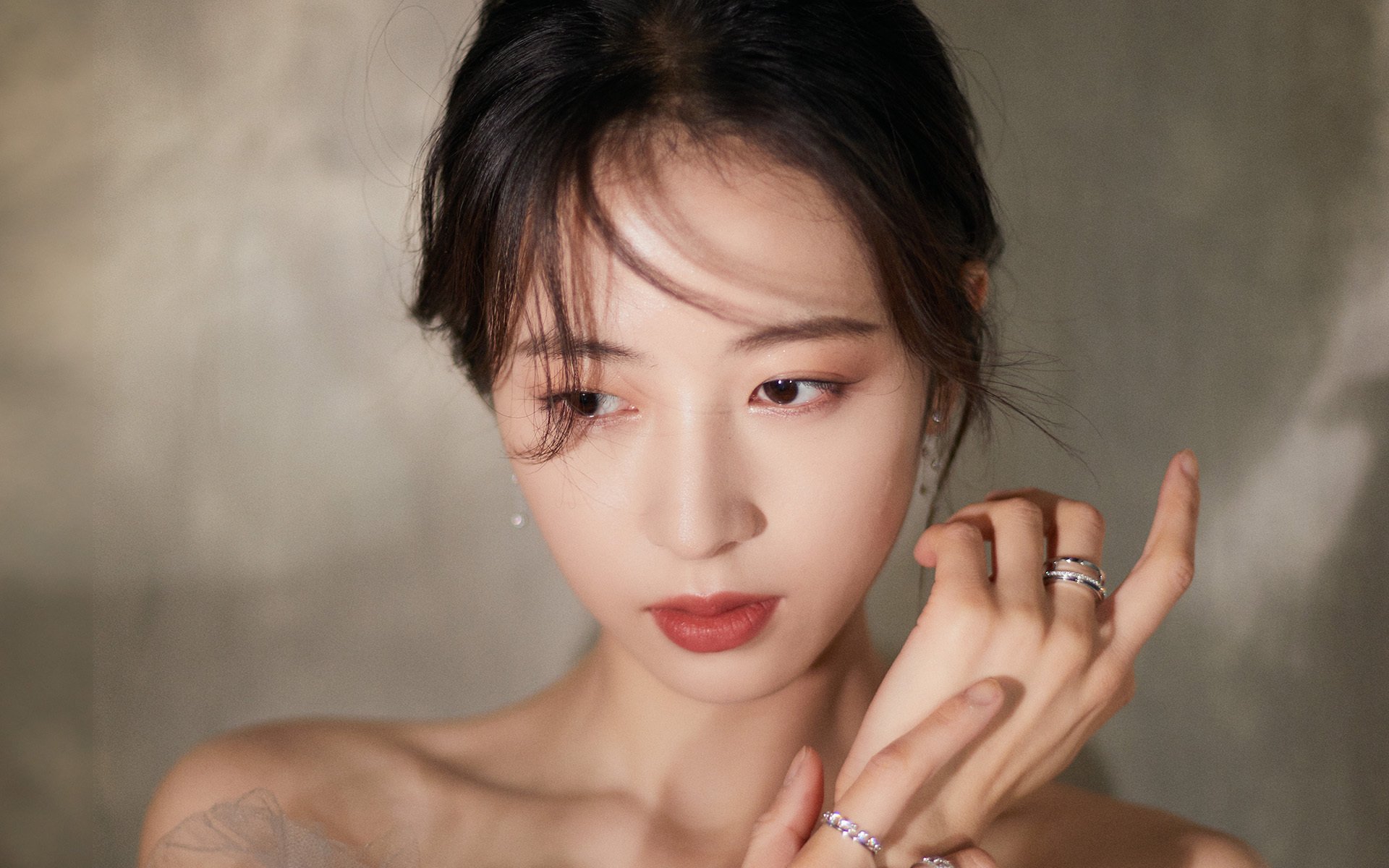 球迷收藏热潮,足球纪念品价格攀升,足球纪念章